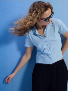 Bawełniana koszula z krótkim rękawem - błękitny. Niebieskie koszule Sinsay, l, bez wzorów, z bawełny, bez kołnierzyka, bez ramiączek. Za 25,99 zł.