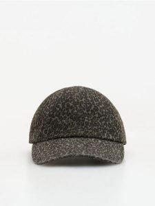 Czapka w panterkę - brązowy. Brązowe czapki Reserved, bez wzorów. Za 59,99 zł.