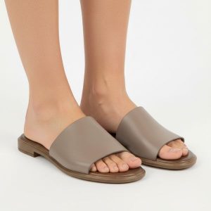 Klapki damskie Armodo, cholewka skóra naturalna fason wsuwany szeroki pasek odkryte palce płaska podeszwa, szare, 40475. Szare klapki Armodo, bez wzorów, ze skóry, bez obcasa, na płaskiej podeszwie. Za 269,00 zł.