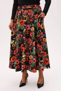 Spódnica MAKOVSKA MIDI - print w maki na czarnym tle PLUS SIZE XXL OVERSIZE. Czarne spódnice Moda Size Plus Iwanek, na co dzień, l, bez wzorów, z bawełny, eleganckie, plus size, midi. Za 339,90 zł.