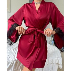 Szlafrok z szerokimi rękawami z miękkiego materiału na relaks w domu Nicolina. Białe szlafroki Intica, m, bez wzorów, bez kaptura. Za 129,00 zł.