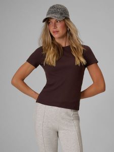 4F T-shirt slim z prążkowanej dzianiny damski - brązowy S. Brązowe t-shirty 4f, s, bez wzorów, z bawełny, bez kołnierzyka, bez ramiączek. Za 49,99 zł.