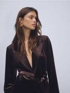 Welurowa marynarka - brązowy. Brązowe marynarki i żakiety Reserved, l, bez wzorów, z weluru. Za 199,99 zł.