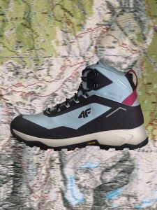 4F Wysokie buty trekkingowe ICE CRACKER z izolacją Primaloft damskie - niebieskie 36. Niebieskie buty trekkingowe 4f, z nylonu, przed kolano, bez zapięcia. Za 549,99 zł.
