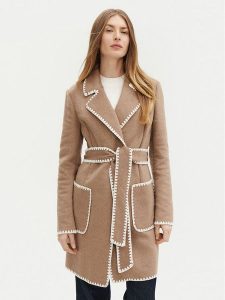 Guess Płaszcz przejściowy W5RL19 WGVR2 Beżowy Regular Fit. Brązowe płaszcze Guess, l, z aplikacjami, z syntetyku, bez kaptura. Za 489,99 zł.