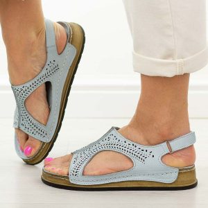 J. Niebieskie skórzane sandały damskie T.Sokolski 321. Niebieskie sandały Sokolski, bez wzorów, ze skóry, bez obcasa, na płaskiej podeszwie, bez zapięcia. Za 269,00 zł.