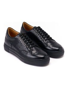 British Passport Skórzane sneakersy w kolorze czarnym rozmiar: 37. Czarne trampki British Passport, bez wzorów, bez zapięcia. Za 347,99 zł.