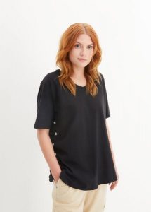 Szeroki t-shirt z bawełny organicznej. Czarne t-shirty bonprix, bez wzorów, z bawełny, bez kołnierzyka, bez ramiączek. Za 57,99 zł.