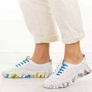 Białe ażurowe skórzane półbuty damskie Vinceza 102656. Białe półbuty VINCEZA, na lato, w ażurowe wzory, z jeansu, z okrągłym noskiem, bez obcasa, na płaskiej podeszwie, bez zapięcia. Za 219,00 zł.