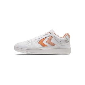 Trenerzy damscy Hummel St. Power Play. Białe buty sportowe Hummel, bez wzorów, bez zapięcia. W wyprzedaży za 228,00 zł.