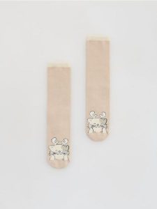 Skarpety ze świątecznym motywem - beżowy. Brązowe skarpetki Reserved, bez wzorów. Za 29,99 zł.