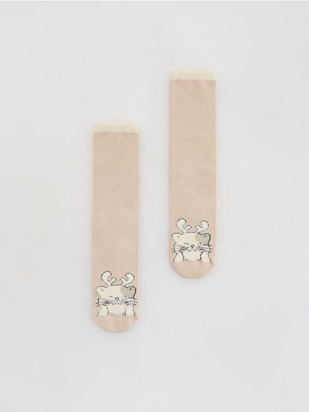 Skarpety ze świątecznym motywem - beżowy. Brązowe skarpetki Reserved, bez wzorów. Za 29,99 zł.