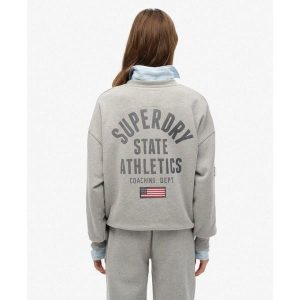 Koszulka dresowa damska z nadrukiem Superdry Athletic Essentials. Szare bluzki Superdry, bez wzorów, z dresówki, bez kołnierzyka, bez ramiączek. W wyprzedaży za 216,00 zł.
