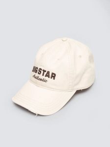 Czapka z daszkiem z haftem perłowa Densa 103. Białe czapki Big Star, bez wzorów, eleganckie. Za 99,99 zł.