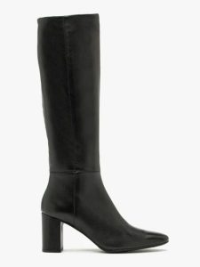 Czarne kozaki damskie z wąską cholewką. Czarne kozaki Ryłko, bez wzorów, ze skóry, bez obcasa, na obcasie, bez zapięcia. W wyprzedaży za 339,99 zł.