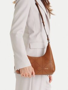 Calvin Klein Torebka Emblem Aop Perfor Lthr Bag LV04F3367G Brązowy. Brązowe torebki klasyczne Calvin Klein, bez wzorów, ze skóry, bez dodatków. Za 636,99 zł.