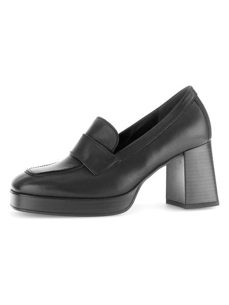 Gabor Skórzane czółenka w kolorze czarnym rozmiar: 39. Czarne czółenka Gabor, bez wzorów, ze skóry, bez obcasa, bez zapięcia. Za 183,59 zł.