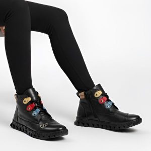 Trzewiki damskie Armodo, płaska podeszwa z tworzywa i materiałowe wnętrze, czarne, 2352. Czarne botki Armodo, bez wzorów, z materiału, bez obcasa, na płaskiej podeszwie, bez zapięcia. Za 339,99 zł.