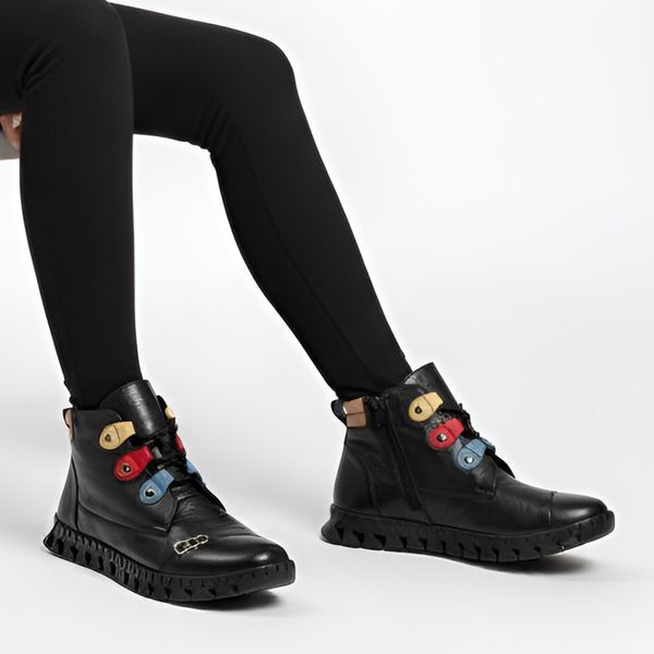 Trzewiki damskie Armodo, płaska podeszwa z tworzywa i materiałowe wnętrze, czarne, 2352. Czarne botki Armodo, z materiału, bez obcasa, na płaskiej podeszwie, bez zapięcia. Za 319,00 zł.