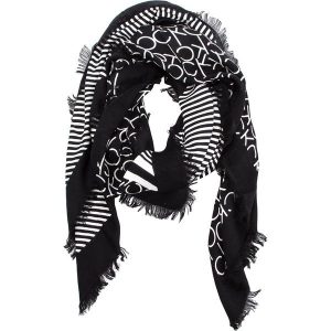 Chusta CALVIN KLEIN - Printed Ck Scarf K60K604704 101. Apaszki i chusty marki Calvin Klein. W wyprzedaży za 199,00 zł.