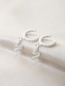Lodie Silver Srebrne kolczyki-kreole z cyrkoniami rozmiar: onesize. Szare kolczyki Lodie Silver, z cyrkonią, srebrne. Za 83,03 zł.