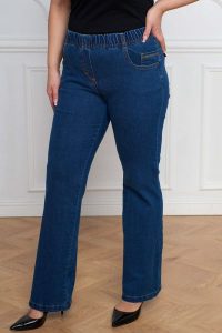 Jeansowe spodnie dzwony Julita z wysokim stanem PLUS SIZE XXL. Spodnie z wysokim stanem Nasi partnerzy, bez wzorów, z bawełny, z podwyższonym stanem, krótkie. Za 199,90 zł.