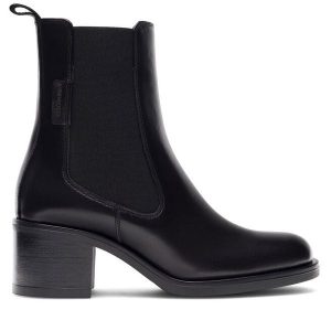 Botki GINO ROSSI. Czarne botki Gino Rossi, bez wzorów, bez obcasa, na słupku, bez zapięcia. Za 349,99 zł.