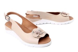 Artiker Relaks 58C3184, sandały damskie. Brązowe sandały Artiker Relaks, bez wzorów, ze skóry, bez obcasa, na koturnie, bez zapięcia. Za 229,90 zł.