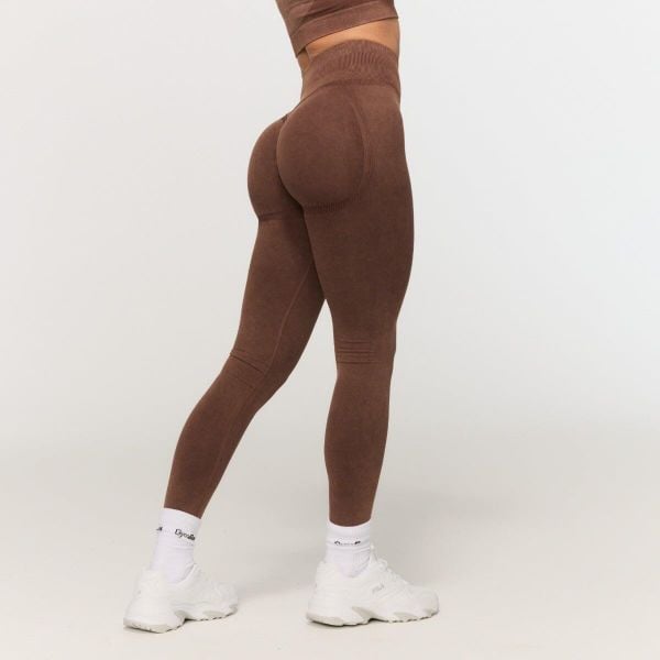 Legginsy damskie fitness bezszwowe Fierce. Brązowe legginsy GYMBEAM, bez wzorów, z elastanu, z podwyższonym stanem. Za 110,90 zł.