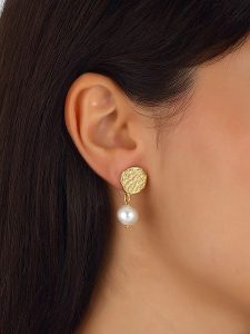 Luja Bijoux Pozłacane kolczyki-wkrętki z perłami syntetycznymi rozmiar: onesize. Żółte kolczyki Luja Bijoux, z perłą, pozłacane. Za 61,45 zł.