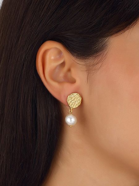 Luja Bijoux Pozłacane kolczyki-wkrętki z perłami syntetycznymi rozmiar: onesize. Żółte kolczyki Luja Bijoux, z perłą, pozłacane. Za 65,69 zł.