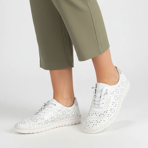 Półbuty damskie Rieker, cholewka skóra naturalna ażurowa konstrukcja z klasycznym sznurowaniem i lekka elastyczna podeszwa zapewniają przewiewność, b. Białe półbuty Rieker, na lato, w ażurowe wzory, z jeansu, bez obcasa, na płaskiej podeszwie, bez zapięcia. Za 319,00 zł.