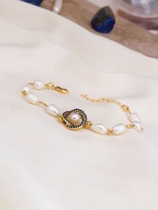 L'Atelier de Gaia Pozłacana bransoletka z elementami ozdobnymi rozmiar: onesize. Białe bransoletki L'Atelier de Gaia, z cyrkonią, pozłacane. Za 83,22 zł.