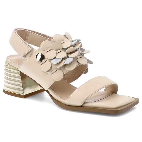 Sandały damskie S.Barski, ze skóry naturalnej z efektowną kwiatową aplikacją i ozdobnym obcasem, beżowe, CR61-3062. Brązowe sandały S.BARSKI, z aplikacjami, ze skóry, bez obcasa, na obcasie, bez zapięcia. Za 319,00 zł.