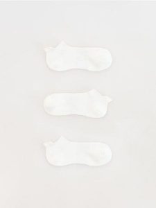 Krótkie skarpetki 3 pack - biały. Białe skarpetki Reserved, bez wzorów. Za 39,99 zł.