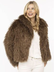 Zwillingsherz Kurtka "Fluffy" w kolorze jasnobrązowym ze sztucznego futerka rozmiar: S/M. Brązowe kurtki Zwillingsherz, m, bez wzorów, bez kaptura. Za 263,95 zł.