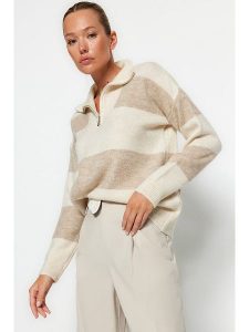 Trendyol Sweter w kolorze beżowo-jasnobrązowym rozmiar: M. Brązowe swetry oversize Trendyol, m, bez wzorów, bez ramiączek. Za 78,99 zł.