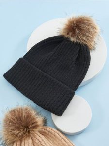 Czapka z pomponem - czarny. Czarne czapki Sinsay, bez wzorów, z materiału. Za 25,99 zł.