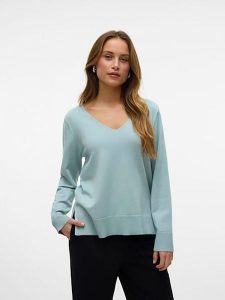 Vero Moda Sweter w kolorze błękitnym rozmiar: L. Niebieskie swetry oversize Vero Moda, l, bez wzorów, z wiskozy, bez ramiączek. Za 87,81 zł.