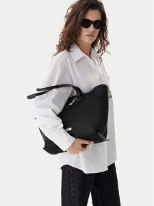 KARL LAGERFELD Torebka B1W30012 Czarny. Czarne shopper bag KARL LAGERFELD, bez wzorów, ze skóry, bez dodatków. Za 761,99 zł.