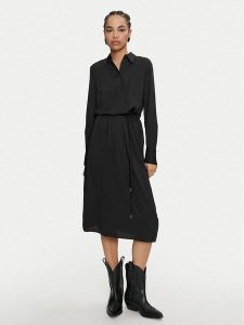 Calvin Klein Sukienka koszulowa K20K207455 Czarny Regular Fit. Czarne kombinezony Calvin Klein, bez wzorów, z syntetyku, bez kołnierzyka, bez ramiączek, koszulowe. Za 529,99 zł.