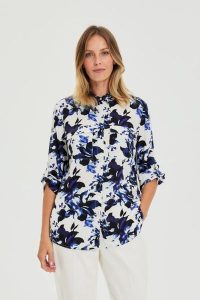 Koszula w kwiaty biała. Białe koszule MOODO, l, bez wzorów, z wiskozy, bez kołnierzyka, bez ramiączek. Za 119,99 zł.