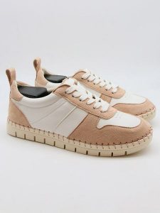 Bellucci Sneakersy w kolorze jasnoróżowo-białym rozmiar: 39. Białe trampki Bellucci, bez wzorów, bez zapięcia. Za 140,53 zł.
