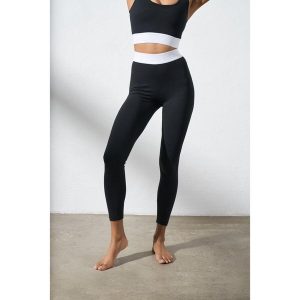 Legginsy do jogi Moonholi Basic z długimi nogawkami. Czarne legginsy MOONHOLI, bez wzorów, długie. Za 359,00 zł.