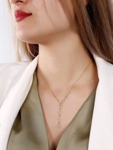 Atelier MIU Pozłacany naszyjnik z elementami ozdobnymi - dł. 45 cm rozmiar: onesize. Żółte naszyjniki Atelier MIU, z cyrkonią, pozłacane. Za 37,45 zł.