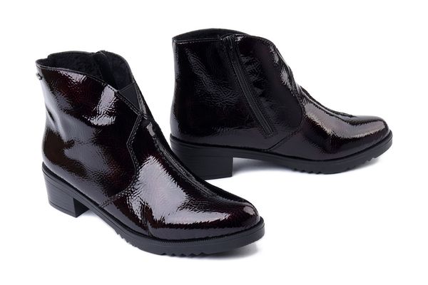 RIEKER Y0553-35 red, botki damskie. Czerwone botki Rieker, bez wzorów, bez obcasa, na obcasie, bez zapięcia. Za 279,92 zł.