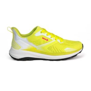 Uniwersalne buty wielofunkcyjne SAYA Izas. Żółte buty trekkingowe Izas, z meshu, bez zapięcia. Za 269,52 zł.