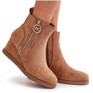 Ocieplane Botki Na Koturnie Z Ozdobnym Zamkiem Eko Zamszowe Camel Leretha brązowe. Brązowe botki bez wzorów, z zamszu, bez obcasa, na koturnie, bez zapięcia. Za 180,18 zł.