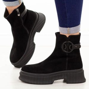 Czarne skórzane botki damskie T.Sokolski 519. Czarne botki Sokolski, na jesień, z aplikacjami, z polaru, z okrągłym noskiem, bez obcasa, na płaskiej podeszwie, bez zapięcia. Za 399,00 zł.