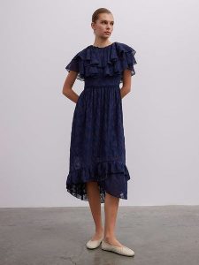 BGN Sukienka w kolorze granatowym rozmiar: 38. Niebieskie sukienki BGN, na imprezę, bez wzorów, bez kołnierzyka, bez ramiączek, midi. Za 86,99 zł.